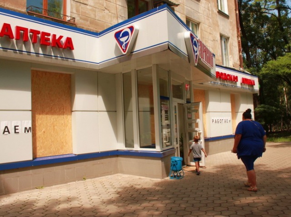 Аптека работает, но окна еще "слепые"