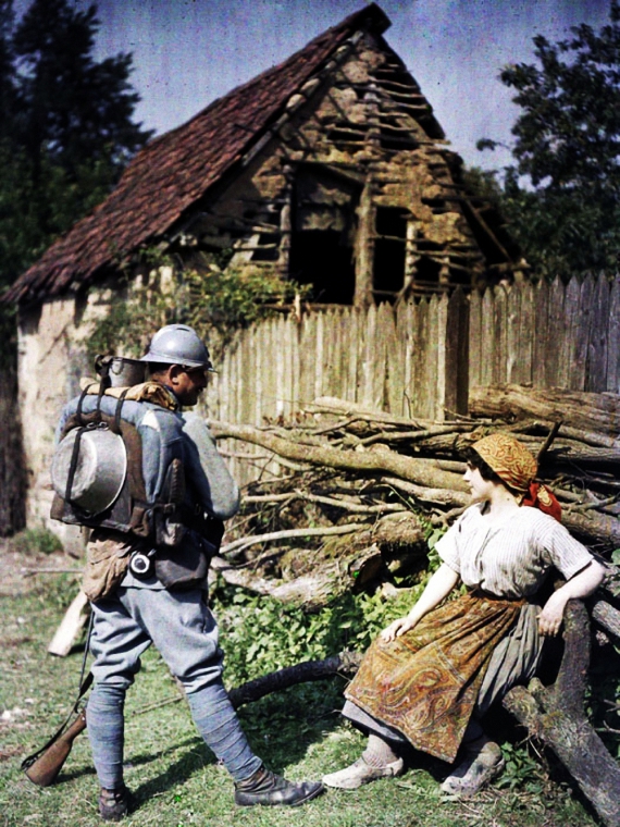 Солдат беседует с французской крестьянкой.