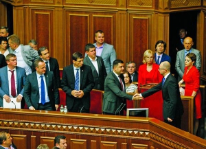 Голова уряду Арсеній Яценюк (праворуч) тисне руку віце-прем’єрові Володимирові Гройсману у Верховній Раді 24 липня. Щойно Яценюк заявив про відставку. Виконання обов’язків поклав на Гройсмана