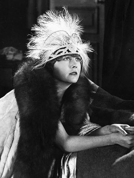 Актриса Една Первіенс. Постійна партнерка Чарлі Чапліна. Вона знялася разом з ним у 33 фільмах.