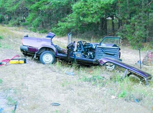 Після зіткнення з ”Тойотою Камрі” ”Жигулі”-”сімка” кілька разів перевернулися в повітрі, зірвало дах. Її водій 54-річний Іван Пінчук загинув на місці, дружину й доньку забрали до лікарні