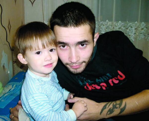 Колишній чоловік Олени Манзик — Денис Єсін із сином Віктором. Хоче повернути хлопчика, бо його виховує чужа жінка