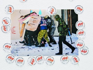 Фотографії до ”Каталогу 50 найкращих фото Майдану” обирали голосуванням відвідувачі київської галереї М-17. Вподобані світлини відзначали наклейками