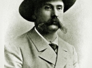 Микола Садовський, справжнє прізвище – Тобілевич (1856–1933), із 1888 року очолював власну театральну трупу, одну з перших українських у Російській імперії. А 1907-го заснував перший стаціонарний український театр у Києві