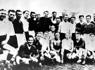 Команда «Старт» (в темных футболках) и «Флакельф» (в белых) перед первым матчем 6 августа 1942