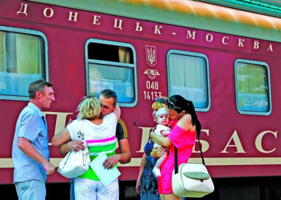 Жителі Донецька прощаються з родичами на залізничному вокзалі. 117 тисяч осіб виїхали з Донбасу в інші міста України, за даними ООН. Близько 169 тисяч — переважно жінки з дітьми, подали документи на отримання російського громадянства