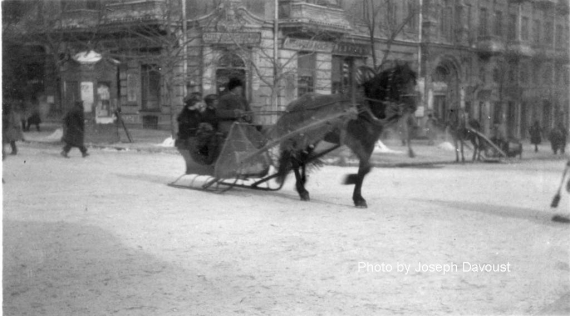  отель "Бристоль", он же гостинница "Красная" на Пушкинской угол Бунина. Непривычно видеть сани на улицах южного города, однако в то время это было очень удобным видом транспорта