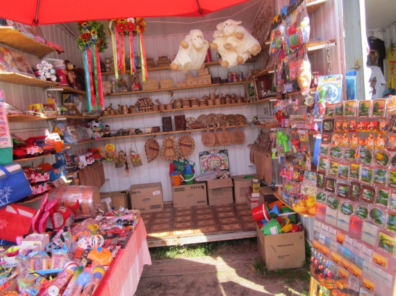Местные на Свитязе зарабатывают также на продаже сувениров
