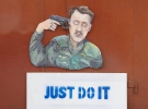 ”Просто зроби це” — підписали учасники арт-групи ”Мурзилка” біля портрету російського терориста Ігоря Гіркіна з пістолетом біля скроні