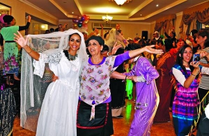 Керівники груп привозять весільні сукні з Ізраїлю. Безкоштовно дають одягати паломницям. Жінки моляться в них біля могили рабі Нахмана в Умані на Черкащині