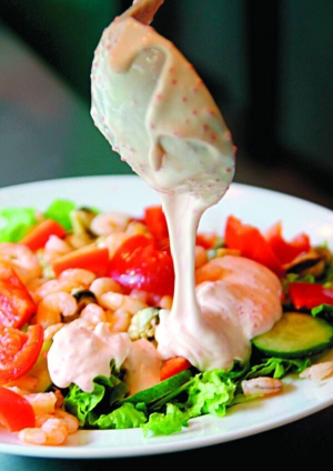 В домашній майонез до грецького салату на вибір додають рибну ікру, мелені горіхи або насіння льону