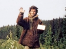 18 серпня 1992-го біля національного парку Деналі, що за 300 кілометрів від Анкоріджа – найбільшого міста Аляски, помер мандрівник 24-річний Крістофер Маккендлесс. 6 вересня його напіврозкладене тіло знайшли мисливці. Дату смерті дізналися зі щоденника поряд. Маккендлесс, який називав себе Alexander Supertramp – Алекс Суперволоцюга, – вирушив на Аляску в квітні, щоб випробувати себе в екстремальних умовах. Взяв 4,5 кілограма рису, рушницю та кілька книжок. Автостопом заїхав подалі від людей, пішов углиб лісу й оселився в закинутому автобусі. ­Припускають, що мандрівник отруївся ягодами, не зміг добути їжу і помер від виснаження. У водійському посвідченні було вказано, що Кріс важив 63,5 кілограма. ­Розтин показав: на момент смерті його вага становила 30,4. Маккендлесс багато фотографувався. На одному зі знімків сидить біля свого автобуса, на іншому – смажить на вогнищі тушку дикобраза. Останню світлину зробив за кілька днів до смерті. Худий і неголений, проте усміхається. Тримає записку: ”Я прожив щасливе життя, дякую Богу. Прощавайте, і нехай благословить усіх Господь”