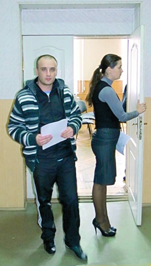 Вінничанин Юрій Доценко майже щотижня ходить на засідання міського суду. З’ясовують деталі бійки, що сталася 13 років тому. На роботу влаштуватися не може, бо звинувачення у кримінальній справі з нього не зняли