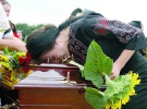 Тетяна Чорновол схилилася над труною чоловіка Миколи Березового 13 серпня. Він загинув під Іловайськом на Донбасі
