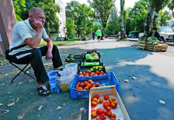 Чоловік торгує домашніми помідорами в Донецьку. Ціни на продукти в окупованому терористами місті зросли. В деяких районах хліб продають по 60 гривень