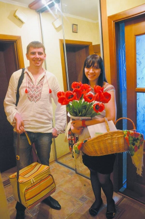 Сергій Котенко розвозить продукти разом із дружиною Ольгою. Іноді дарують клієнтам квіти з фермерських садиб