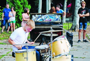 За півтори години біля метро Шулявська на барабанах зіграли семеро людей