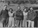 Троцкий с американскими троцкистами Гарри де Буром и Джеймсом Х. Бартлетом и их супругами. На фотографии виден автограф Троцкого. 5 апреля 1940 года.