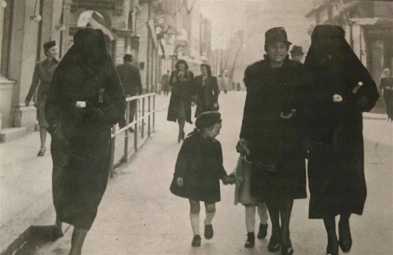 Мусульманка прикриває жовту зірку своєї єврейської сусідки вуаллю, щоб її ніхто не побачив. Сараєво, колишня Югославія. 1941
