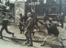 Шведка бьет неонациста сумкой. Предположительно, эта женщина пережила концлагерь. 1985 год