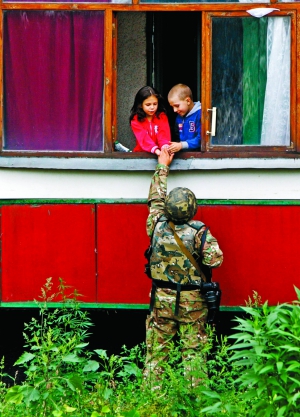 Український військовий спілкується з дітьми у місті Попасна на Донеччині. 18 серпня 