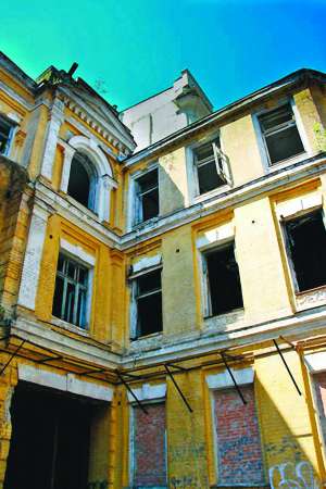 Будинок сім’ї Сікорських на вулиці Ярославів Вал, 15б, в центрі Києва стоїть порожній і занедбаний понад 10 років