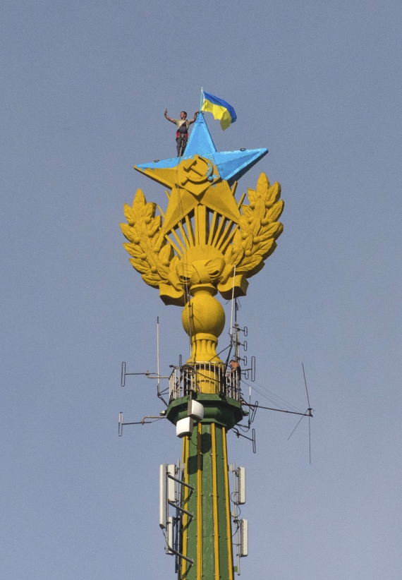 Москва: "З Незалежністю, Україно!" Невідомі розфарбували зірку сталінського хмарочоса на Котельничній набережній, що неподалік Кремля, та вивісили український прапор. 20 серпня 2014.  