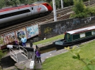 Кто спешит - для тех поезд, а для неспешного путешествия - лодки. Транспортпая развязка в Сток-он-Тренте, Великобритания, 19 августа 2014.
