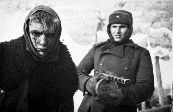 Советский солдат сопровождает германского военнопленного после победы в битве за Сталинград
