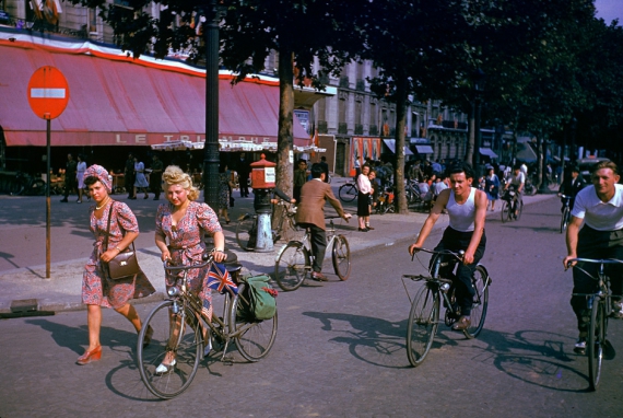  Велосипедисти з прапорами союзників на паризькій вулиці