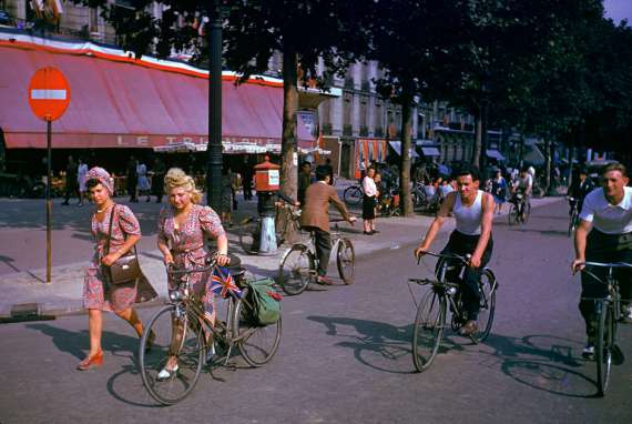 Велосипедисты с флагами союзников на парижской улице