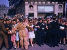 Многочисленные парижане, направляющиеся на парад, 26 августа 1944 года
