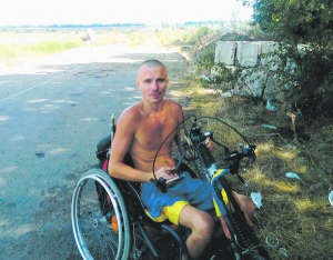 Кіровоградець Іван Ареф’єв на велосипедному візку. Не ходить із 2002 року, коли потрапив в аварію
