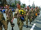 Військові крокують столичною вулицею Хрещатик під час святкування Дня Незалежності 24 серпня