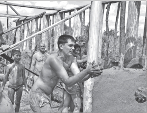 Чоловіки замазують глиною живопліт майбутньої хати у селі Легедзиному на Черкащині