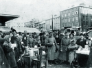 Російські солдати позують із продавщицями Краківського ринку в центрі Львова, зима 1914–1915 років