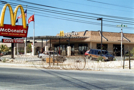 Единственный «Макдоналдс» на Кубе расположен на территории американской военно-морской базы Гуантанамо. Открытый в 1986 году ресторан обнесен колючей проволокой и обслуживает только сотрудников базы и членов их семей. (Фото: Geo Swan / Flickr)
