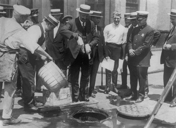 Конфіскований поліцією алкоголь зливають в каналізацію в Нью-Йорку