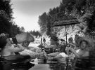 Члени спільноти любителів поплавати на шинах Сіетла відпочивають у ставку. 1953