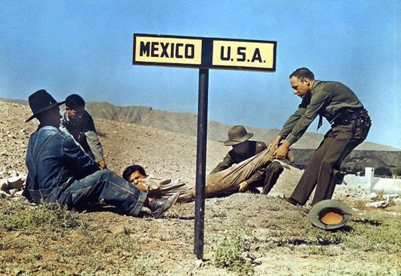 Пограничный патруль США пытается перетянуть преступника через границу, чтобы он не убежал в Мексику. 1920 год
