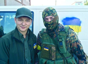 Олег Ляшко разом із командиром батальйону ”Луганськ-1” Андрієм Левком. Саме цей батальйон був в авангарді під час визволення Лисичанська, Сіверськодонецька, Рубіжного та інших міст. За підтримки Ляшка батальйон продовжує боротьбу