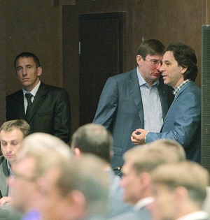 Позаштатні радники президента Юрій Луценко (ліворуч) та Олег Медведєв спілкуються перед початком з’їзду партії Петра Порошенка ”Солідарність”