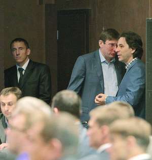Позаштатні радники президента Юрій Луценко (ліворуч) та Олег Медведєв спілкуються перед початком з’їзду партії Петра Порошенка ”Солідарність”