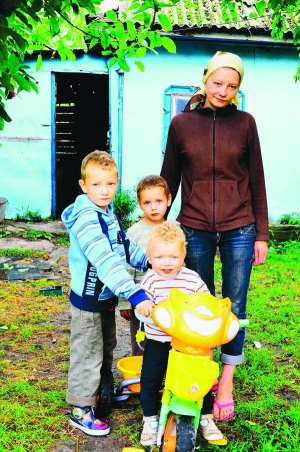 Людмила Карпенко із синами живе в ­селищі ­Калита Броварського району Київщини. Щоб дітей не забрали в інтернат, робить ремонт у хаті й оформляє паспорт