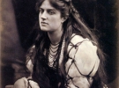 Не королівської крові, але мала прекрасне волосся Мері Спарталі, дружина грецького посла, яка позувала для знаменитого вікторіанського фотографа Джулії Маргарет Камерон і для деяких художників-прерафаелітів
