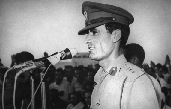 Полковник Муаммар Каддафі, який стояв на чолі військового перевороту в Лівії, виголошує промову після повалення короля Ідріса. Тріполі. 27 вересня 1969