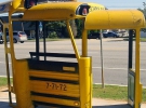 Остановка из старого школьного автобуса в Атланте. Ее создал скульптор Кристофер Феннелл из элементов трех старых школьных автобусов.