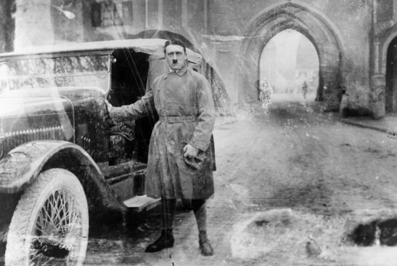 Адольф Гітлер у віці 35 років після виходу з в'язниці Ландесберг 20 грудня 1924. Гітлера звинуватили в зраді батьківщині за участь в спробі організувати заколот в 1923 році під назвою «Пивний путч». Ця фотографія була зроблена незабаром після того, як Гітлер закінчив надиктовувати книгу «Mein Kampf» Рудольфу Гессу