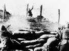 Враг бросает ручную гранату через забор с колючей проволокой в отряд испанских солдат с пулеметами в Бургосе, Испания, 12 сентября 1936 года