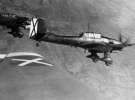  Немецкие пикирующие бомбардировщики, являющиеся частью Легиона Кондор, в полете над Испанией 30 мая 1939 года, во время Гражданской войны. Черно-белый знак Х на хвосте и крыльях самолета обозначает крест святого Андрея – знак националистических войск ВВС Франко
